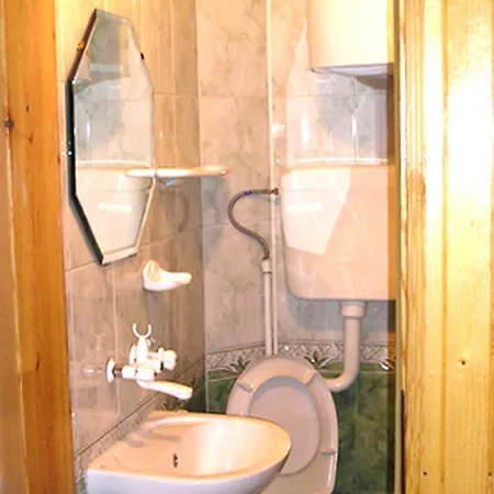 奥德索斯公寓 *