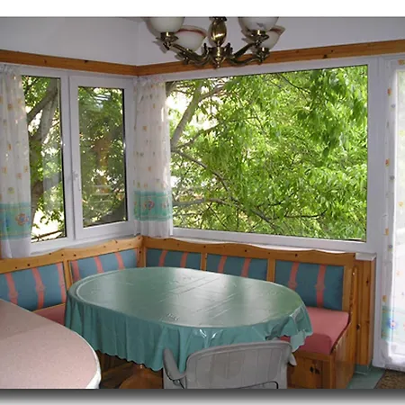 奥德索斯公寓 *