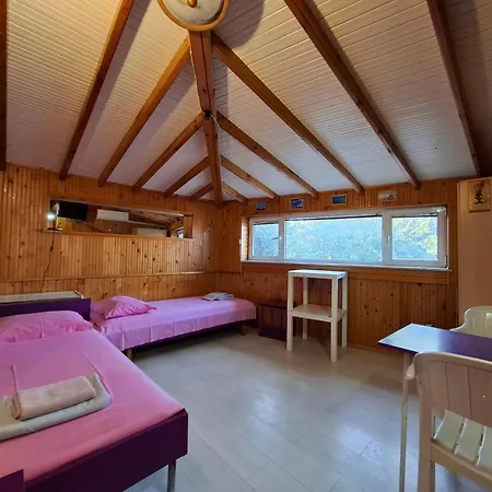 奥德索斯公寓 *